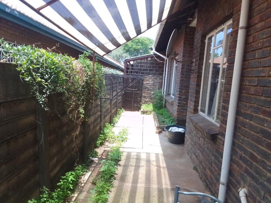 To Let 2 Bedroom Property for Rent in Lower Bo-dorp North West
